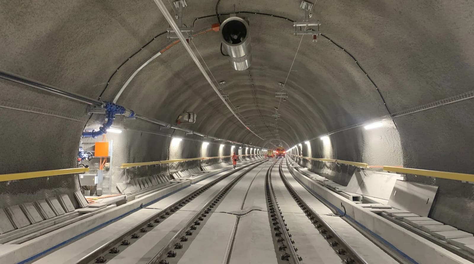 Eisenbahntunnel im Bau mit zwei Gleisen und Beleuchtung, Foto OpsFintech aus dem Infra Suisse Bulletin
