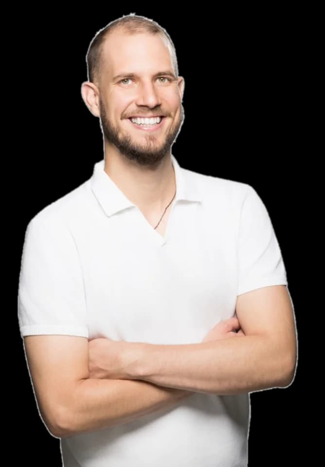 Porträt von Cédric Schot, Direktor von OPS und ehemaliger Direktor bei Implenia, mit verschränkten Armen