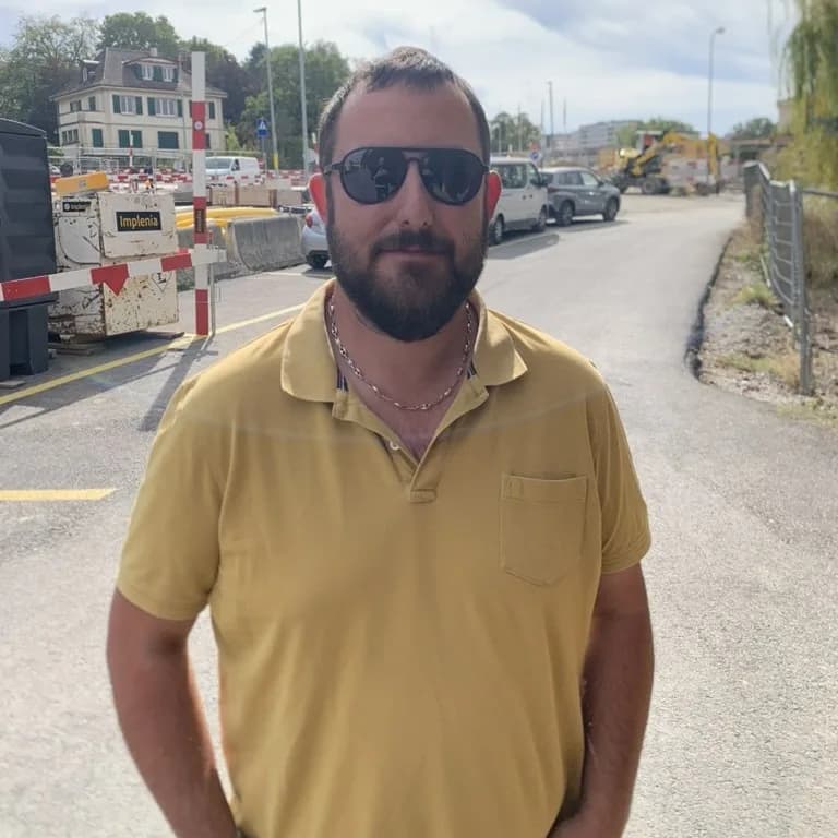 Romain Ducret, Bauführer bei Implenia, auf der Baustelle des Tram Nations in Genf